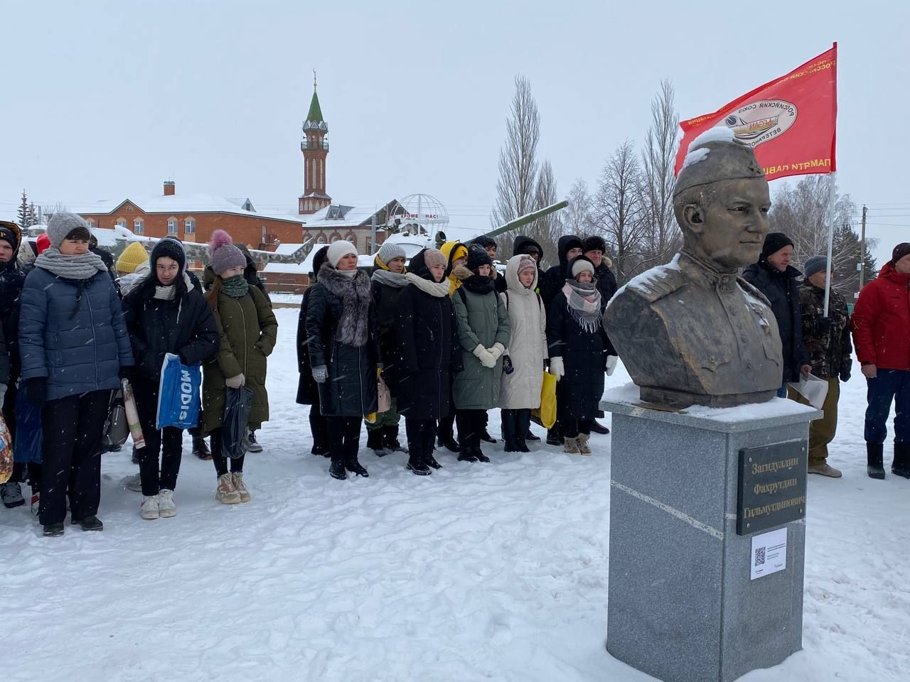 Кукмарада Ватан Геройлары көнендә Мәңгелек ут янына чәчәкләр һәм веноклар куйдылар