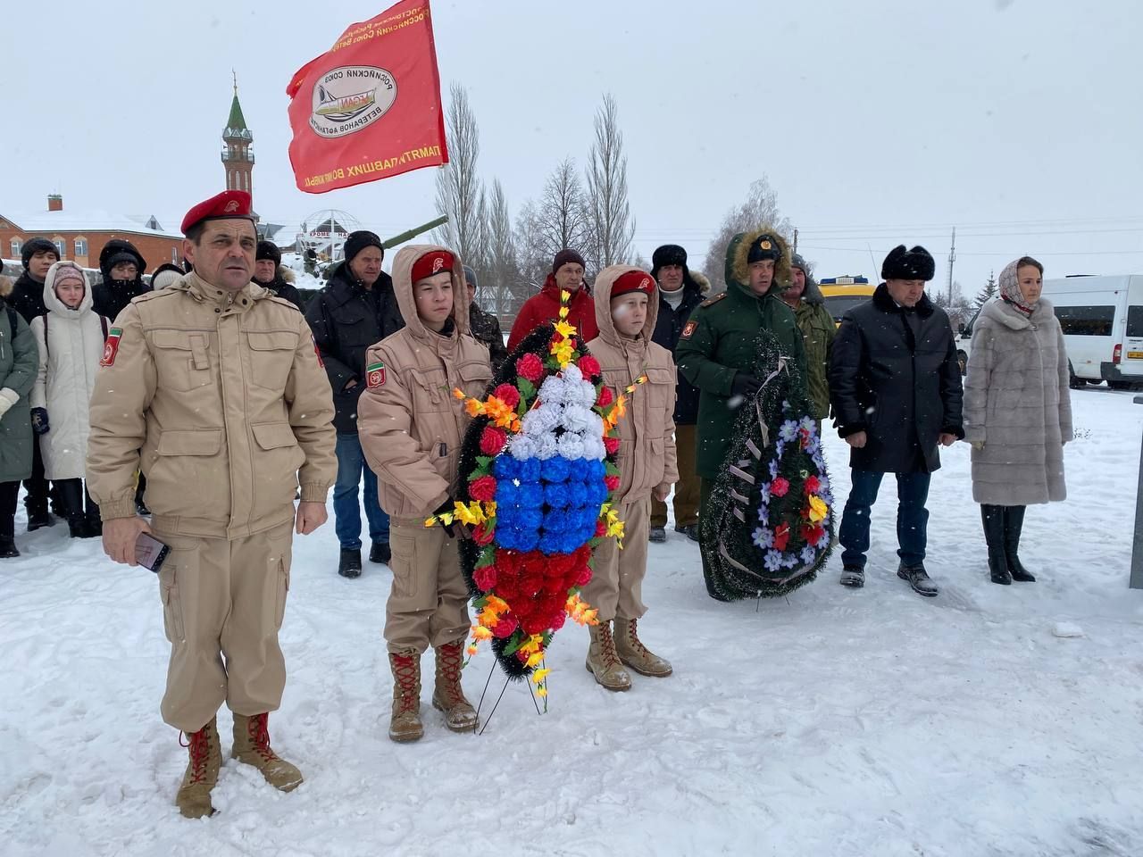 Кукмарада Ватан Геройлары көнендә Мәңгелек ут янына чәчәкләр һәм веноклар куйдылар