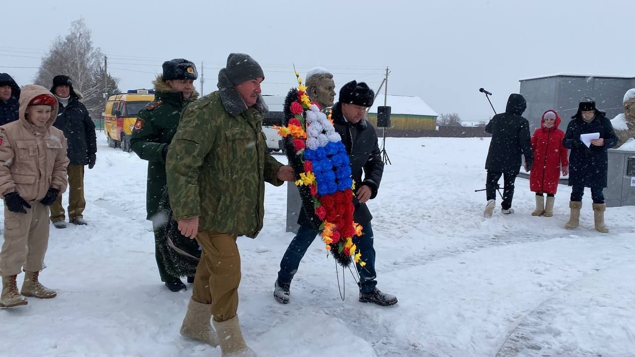 Кукмарада Ватан Геройлары көнендә Мәңгелек ут янына чәчәкләр һәм веноклар куйдылар