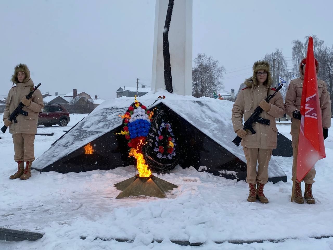 Кукмарада Ватан Геройлары көнендә Мәңгелек ут янына чәчәкләр һәм веноклар куйдылар