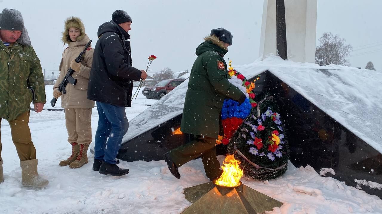 Кукмарада Ватан Геройлары көнендә Мәңгелек ут янына чәчәкләр һәм веноклар куйдылар