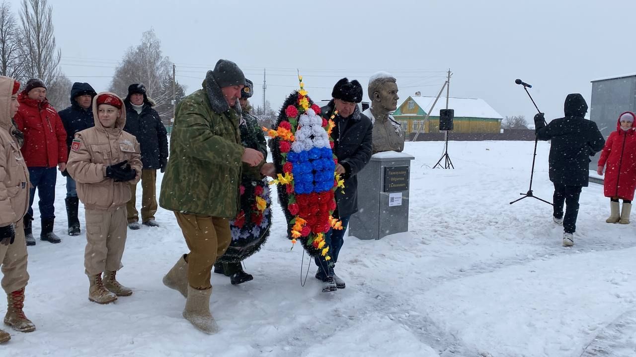 Кукмарада Ватан Геройлары көнендә Мәңгелек ут янына чәчәкләр һәм веноклар куйдылар