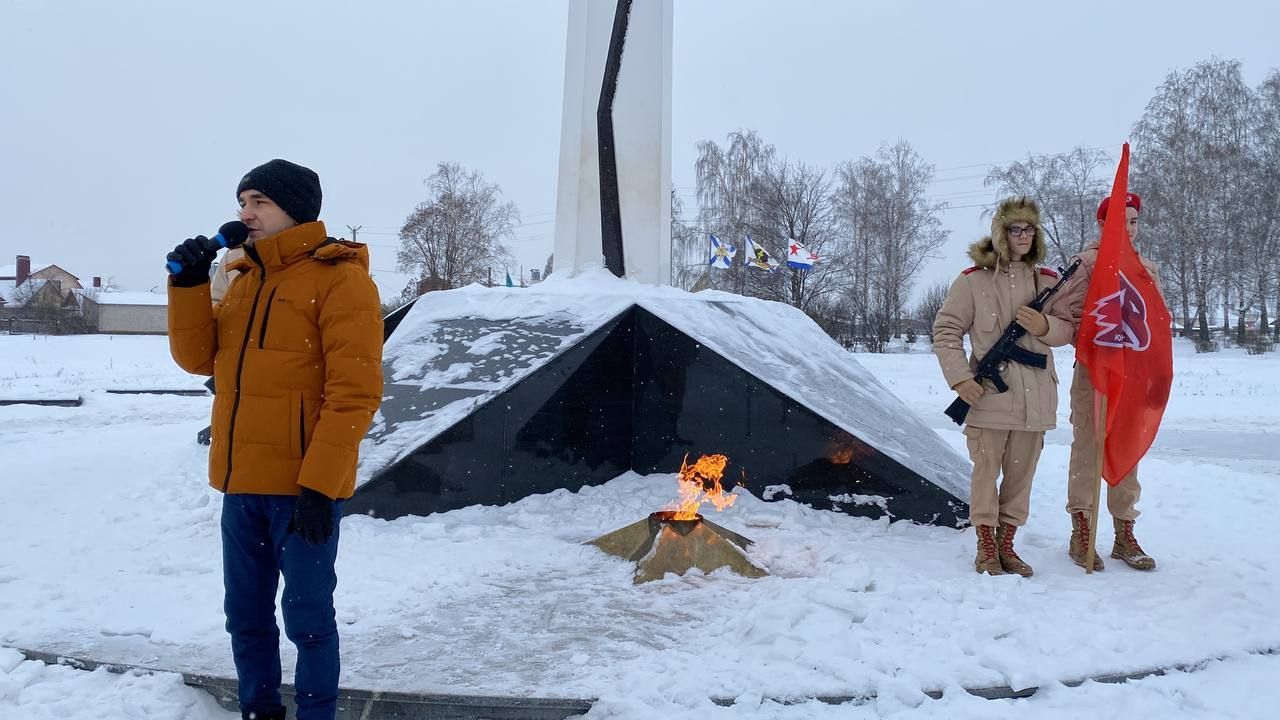 Кукмарада Ватан Геройлары көнендә Мәңгелек ут янына чәчәкләр һәм веноклар куйдылар