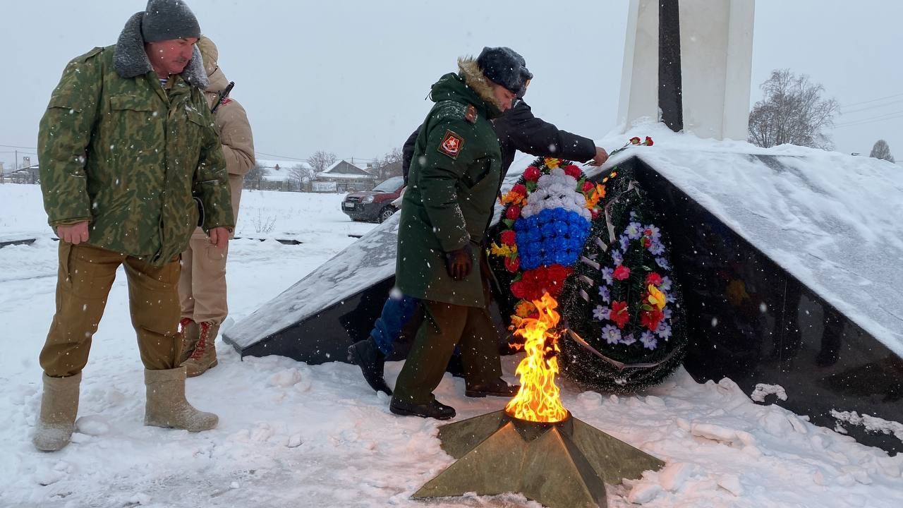 Кукмарада Ватан Геройлары көнендә Мәңгелек ут янына чәчәкләр һәм веноклар куйдылар