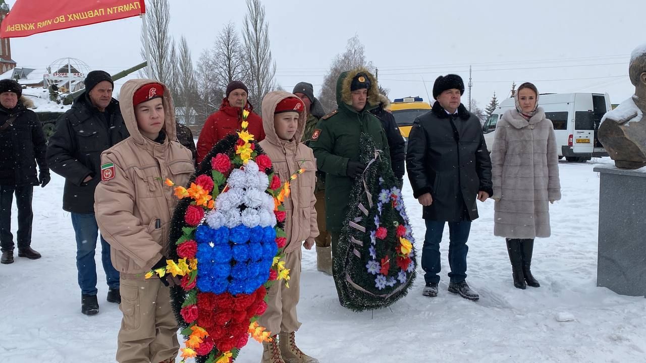 Кукмарада Ватан Геройлары көнендә Мәңгелек ут янына чәчәкләр һәм веноклар куйдылар