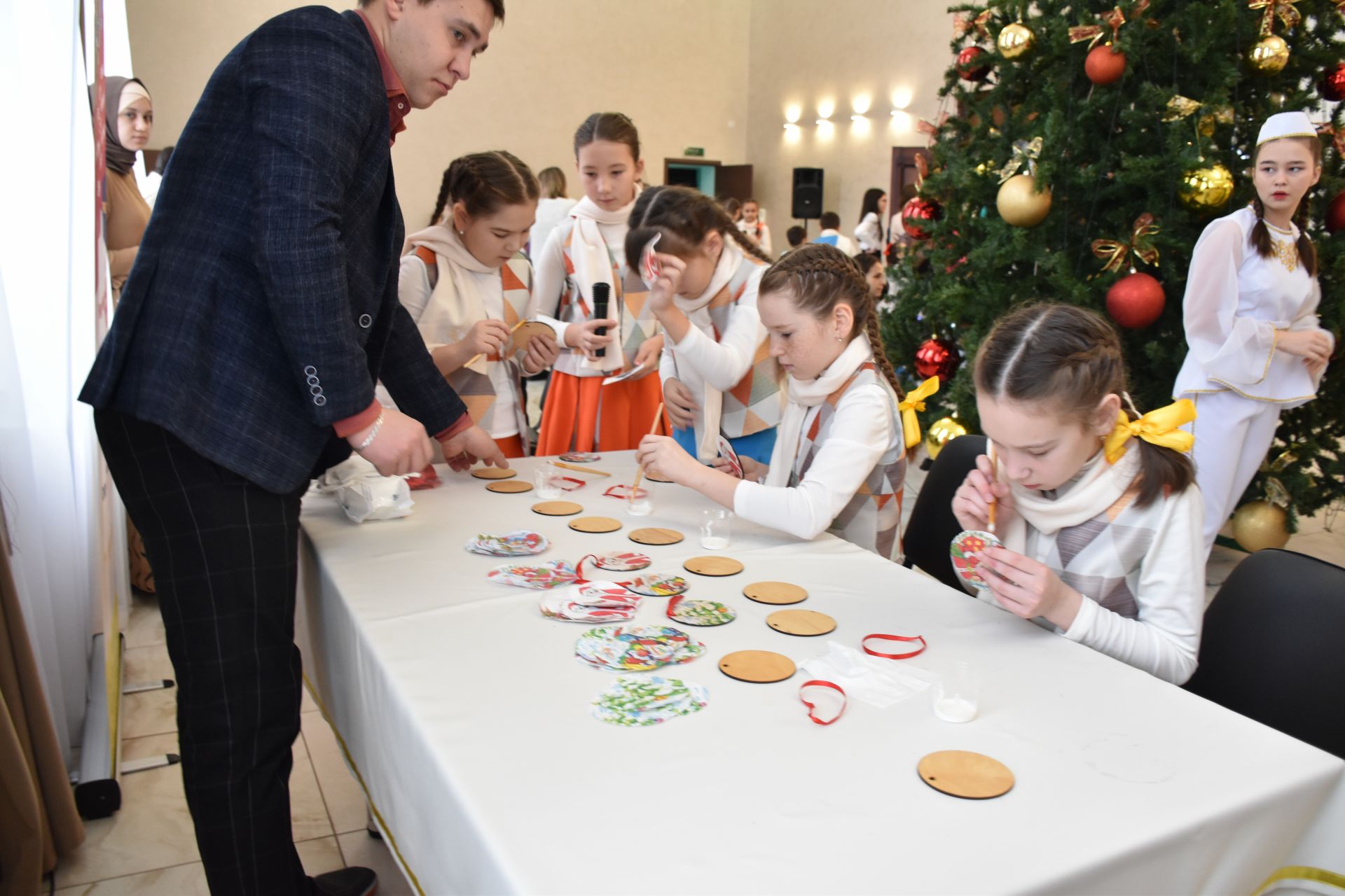 Кукмарада узган район башлыгының Яңа ел чыршысында 200дән артык бала катнашты