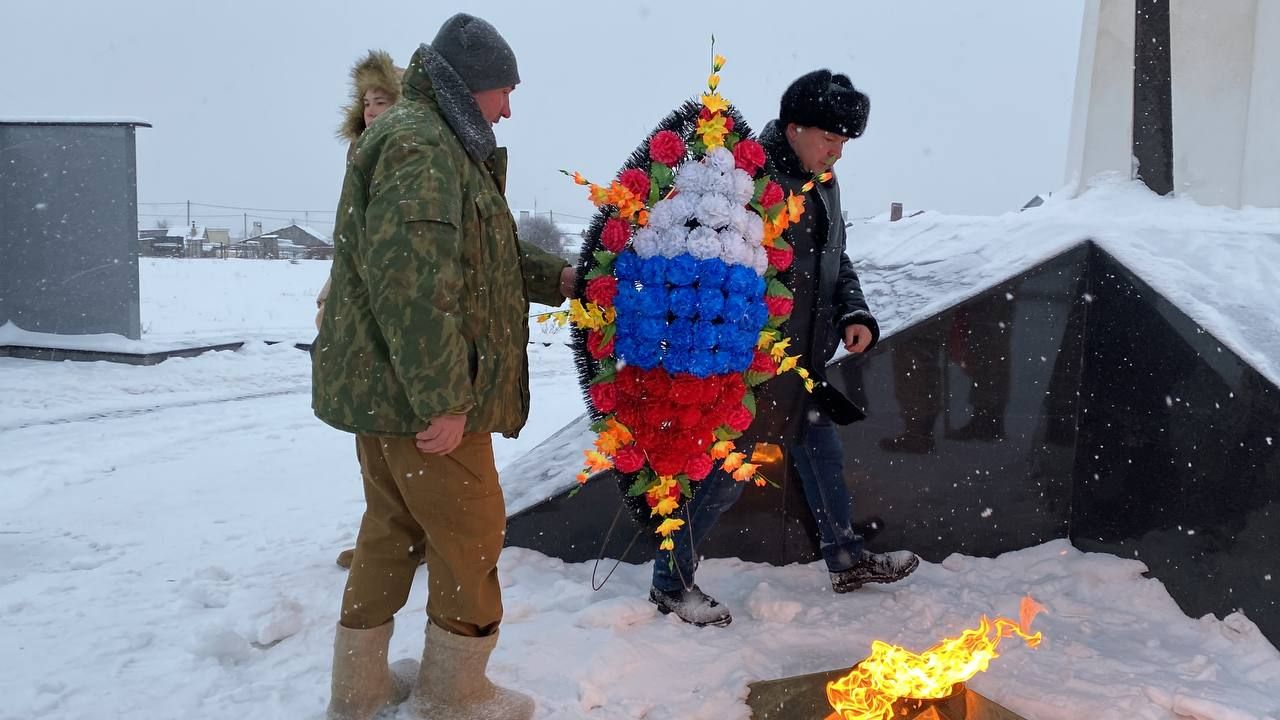 В Кукморе возложили венки и цветы к Вечному огню в День Героев Отечества