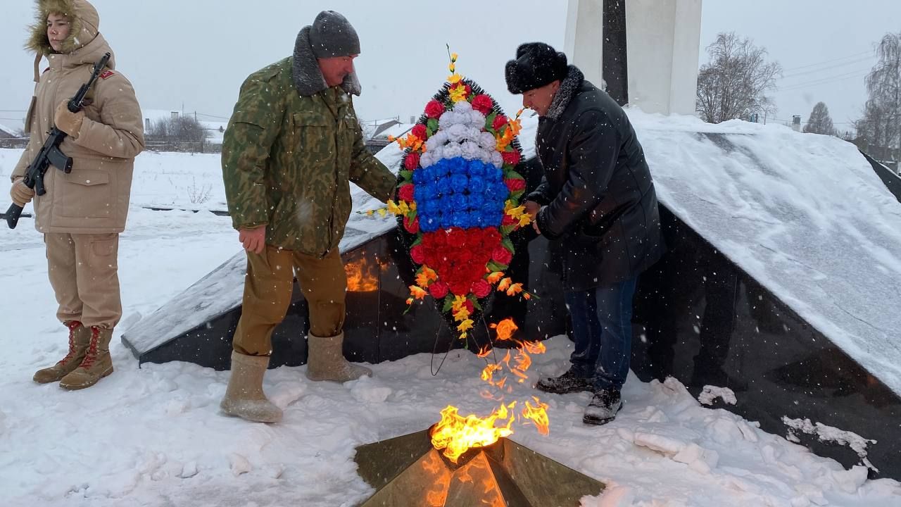 В Кукморе возложили венки и цветы к Вечному огню в День Героев Отечества