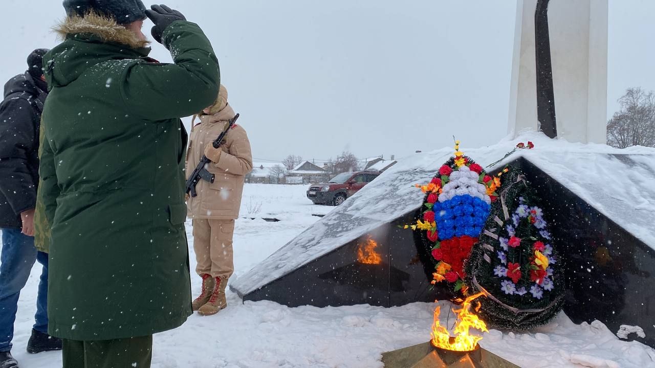 В Кукморе возложили венки и цветы к Вечному огню в День Героев Отечества