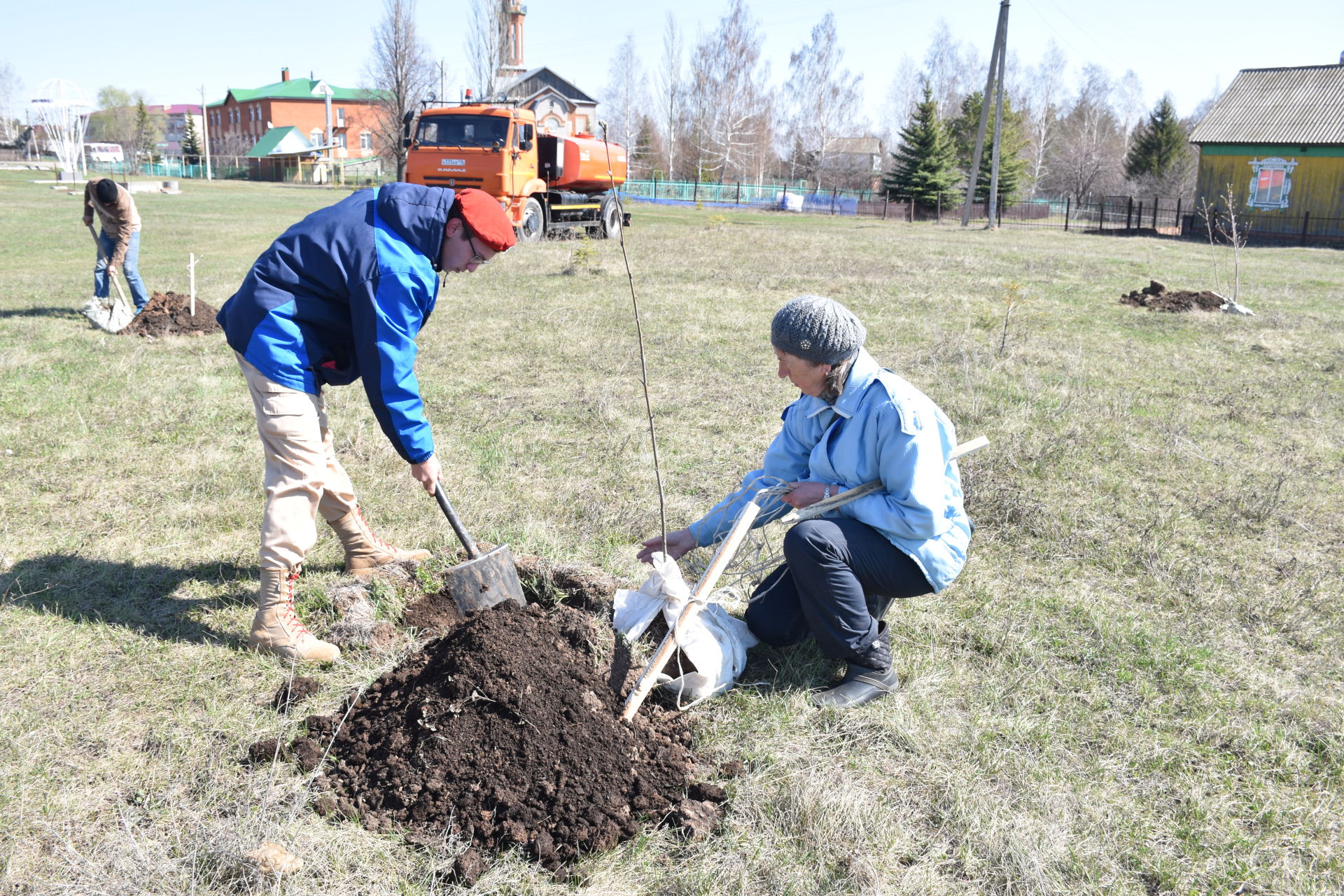 В Кукморе высадили саженцы деревьев в рамках акции «Сад памяти»