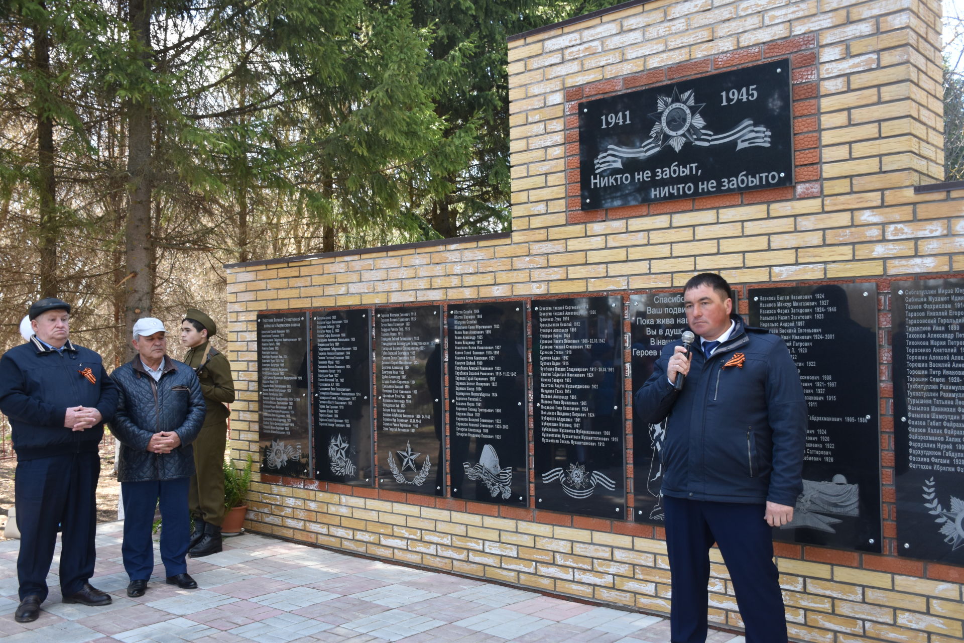 В кукморской деревне Нырты открыли памятник-стелу