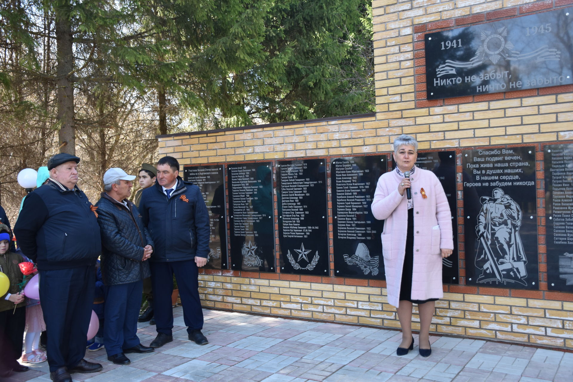 В кукморской деревне Нырты открыли памятник-стелу