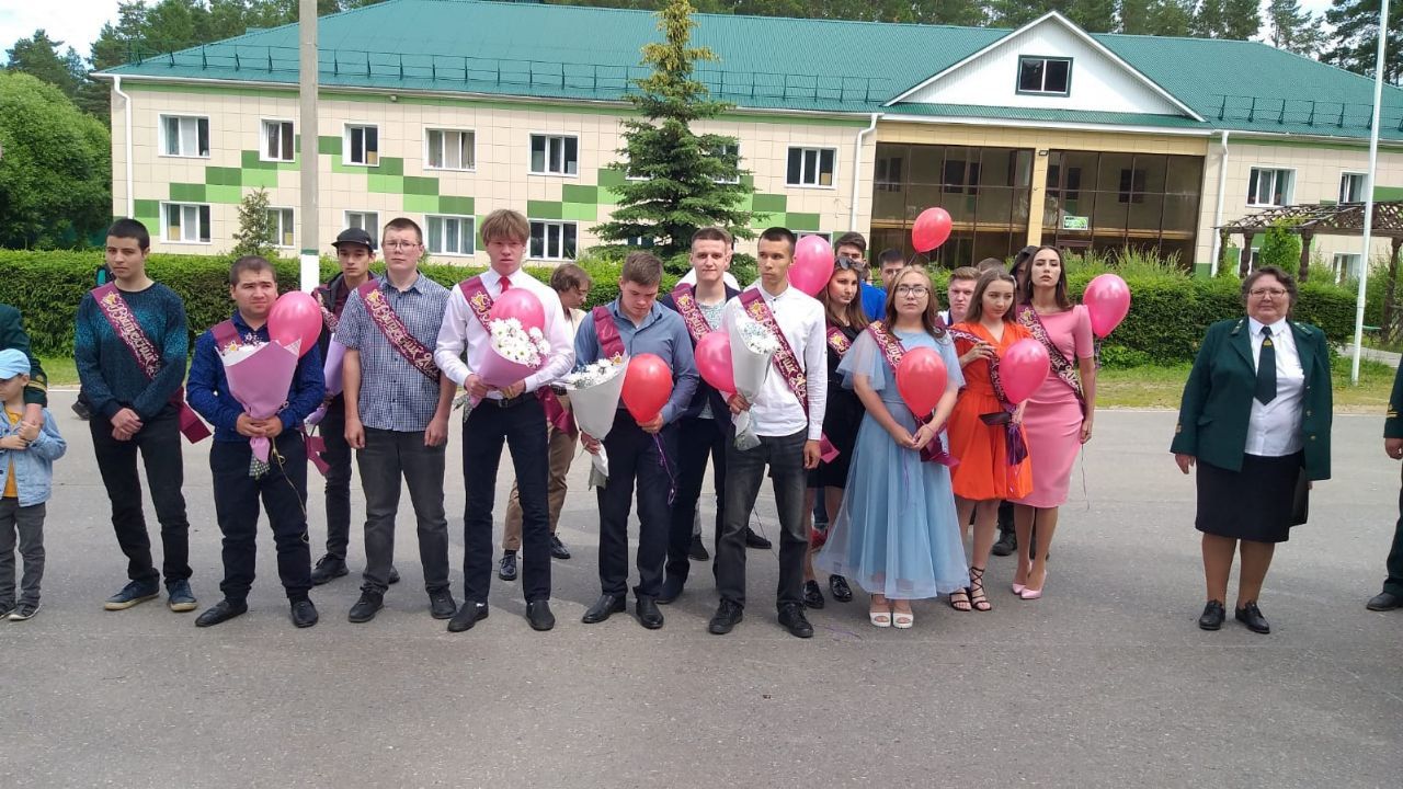Выпускникам Лубянского лесотехнического колледжа вручили дипломы