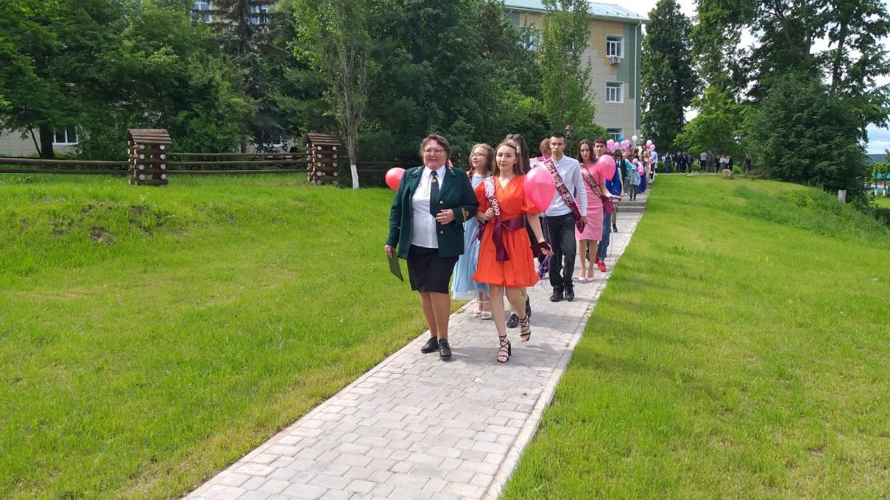 Выпускникам Лубянского лесотехнического колледжа вручили дипломы