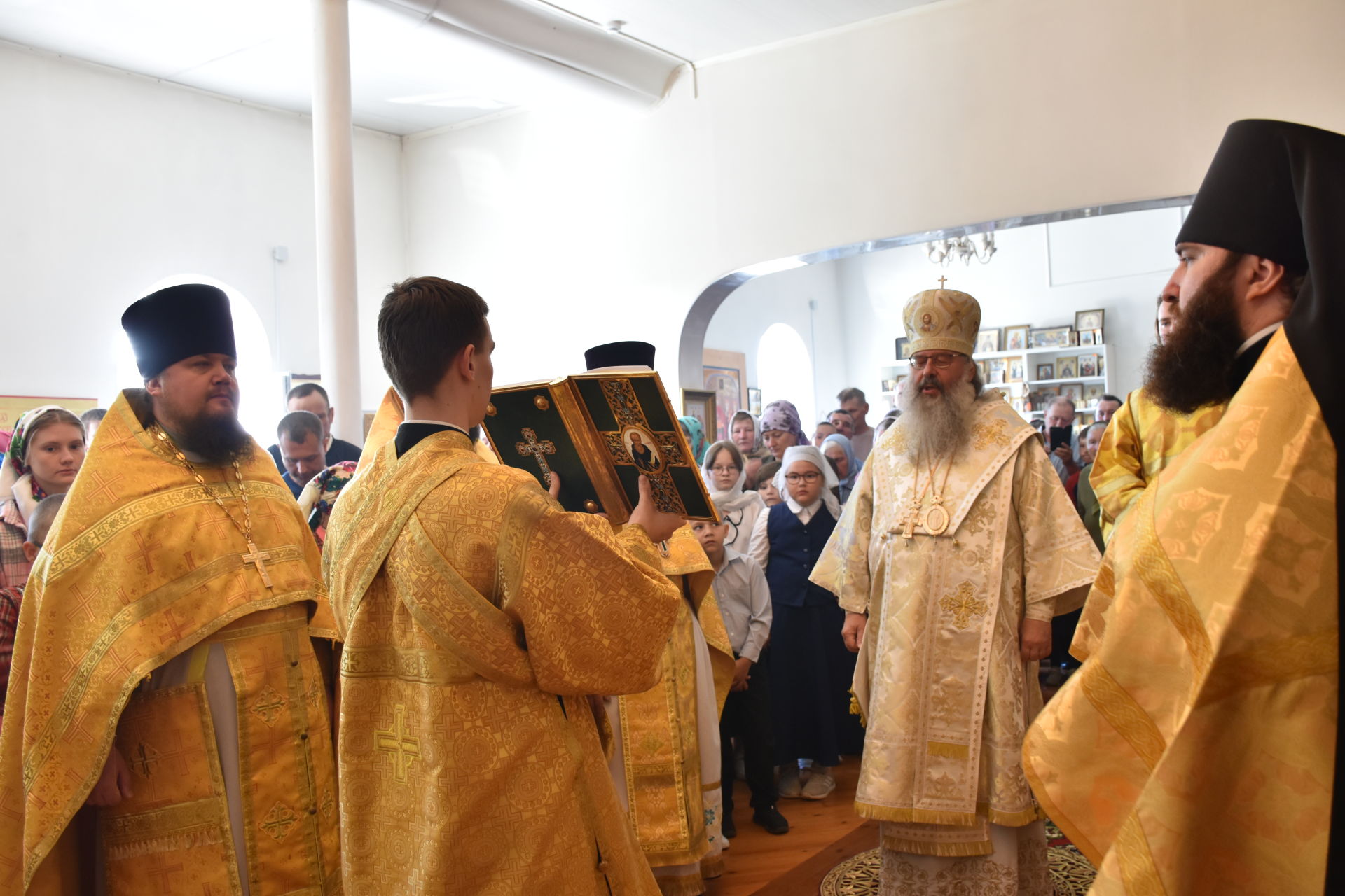 Митрополит Кирилл совершил Божественную литургию в храме села Нырья Кукморского района