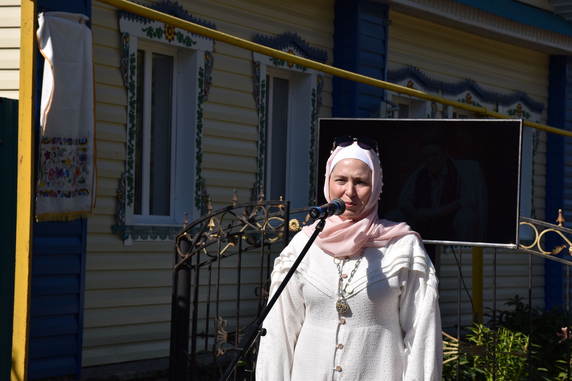 В Кукморе установили памятную табличку на доме, где жила мама известного певца Рената Ибрагимова