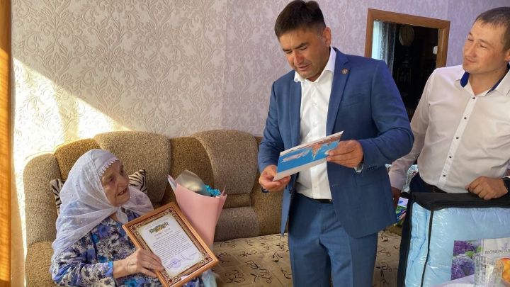 Таскира Хайруллина из деревни Уразаево отмечает свое 90-летие