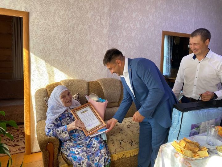 Таскира Хайруллина из деревни Уразаево отмечает свое 90-летие