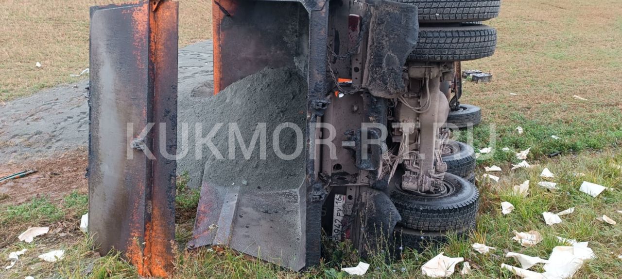 Кукмара районындагы трассада ике йөк автомобиле бәрелешкән, берсенең йөртүчесе үлгән