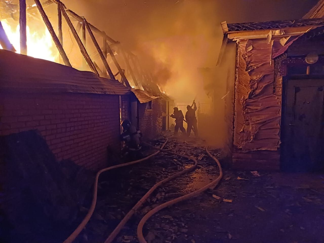 В Кукморе пожар уничтожил  хозяйственные постройки:  гараж и сарай
