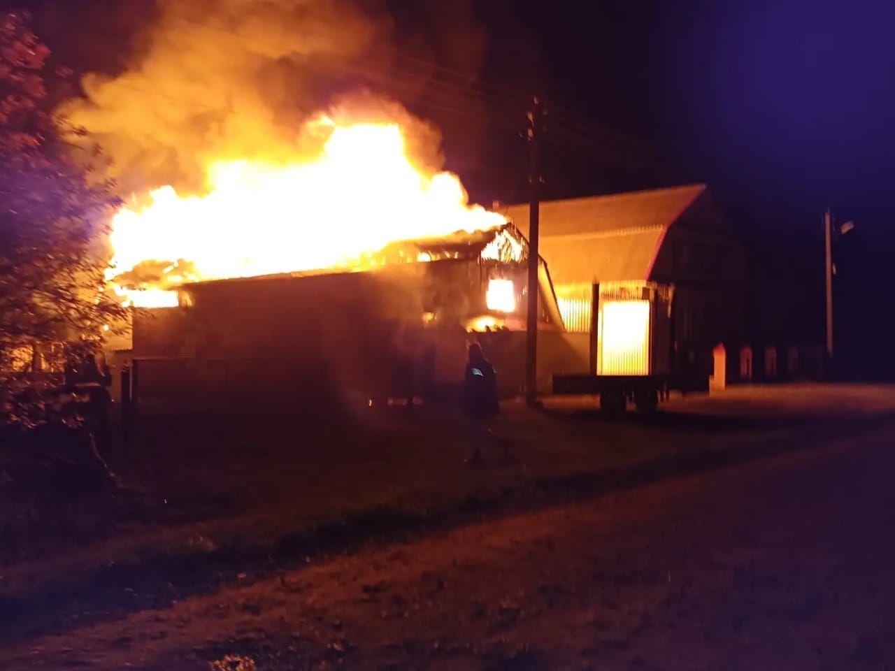 В Кукморе пожар уничтожил  хозяйственные постройки:  гараж и сарай