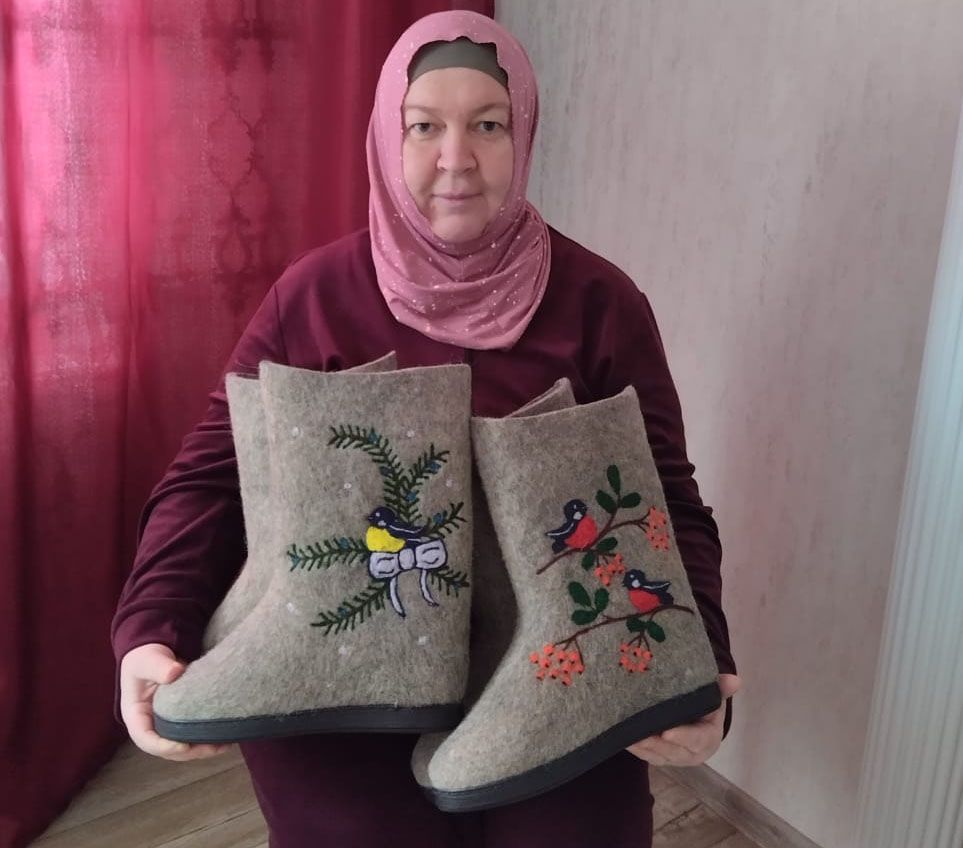 Туембашта яшәүче Сәетовларның итекләре чигүле