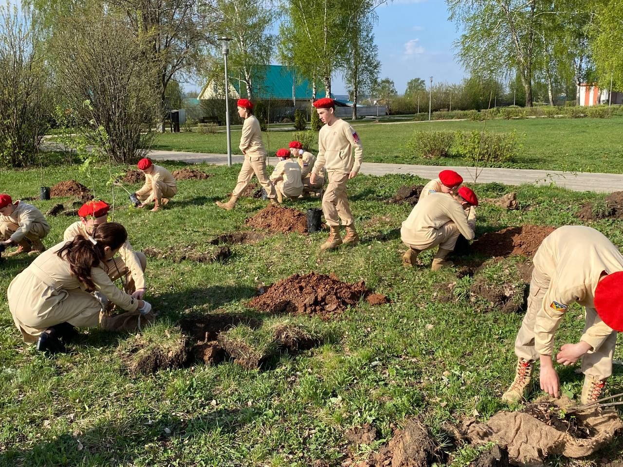 Кукморяне посадили деревья в рамках акции «Сад памяти»