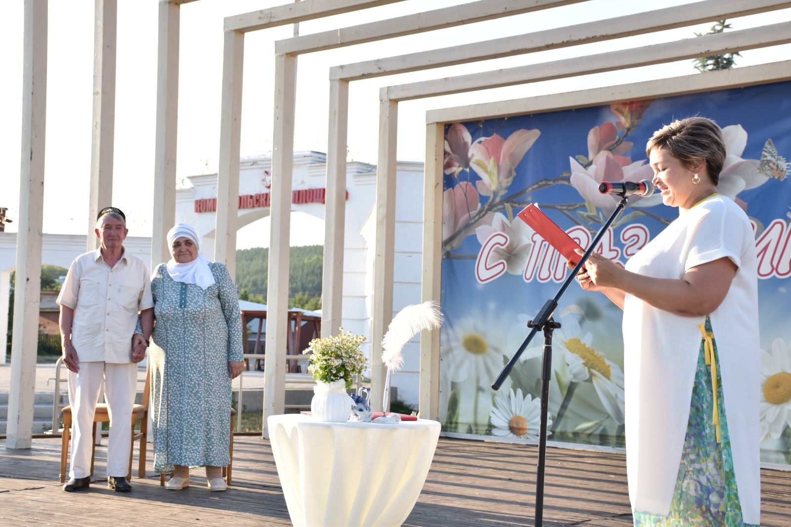 Гаилә, мәхәббәт һәм тугрылык көнендә Кукмарада алтын туй ияләре — Нигъмәтҗановлар гаиләсен котладылар