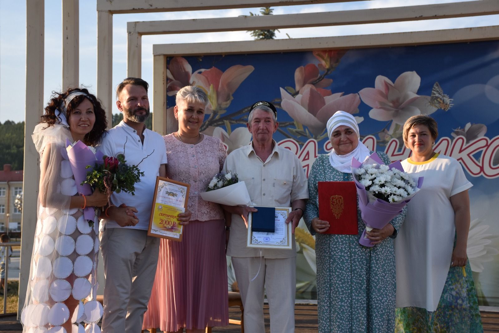 Гаилә, мәхәббәт һәм тугрылык көнендә Кукмарада алтын туй ияләре — Нигъмәтҗановлар гаиләсен котладылар