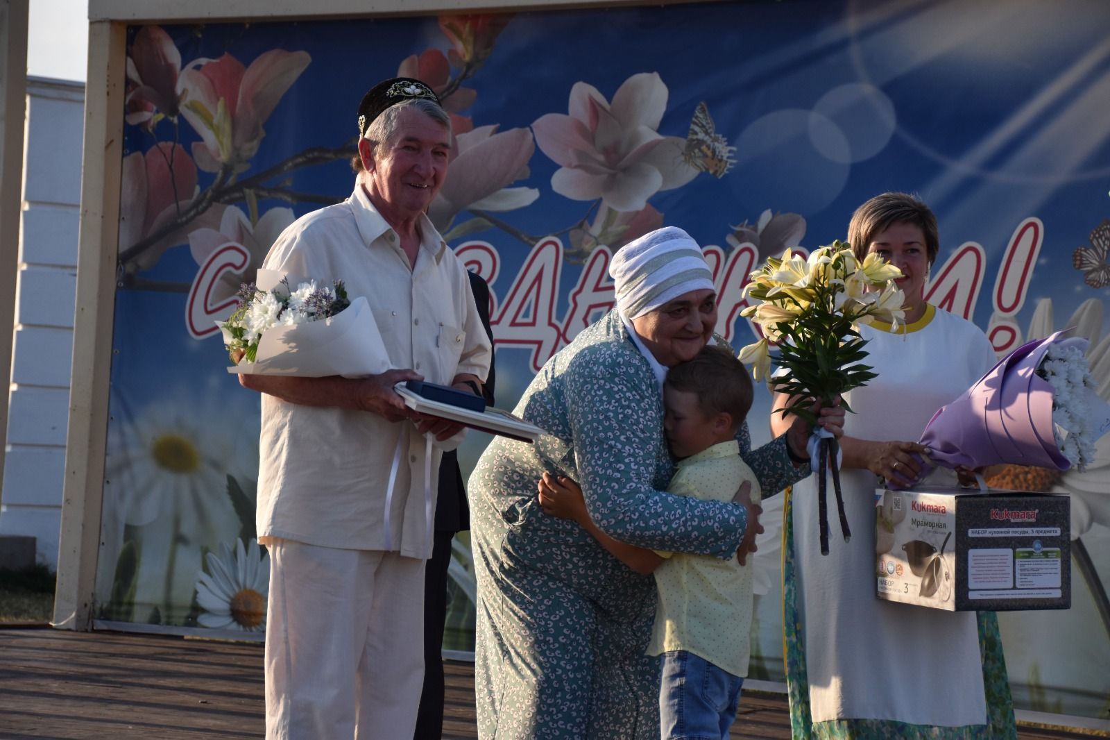 Гаилә, мәхәббәт һәм тугрылык көнендә Кукмарада алтын туй ияләре — Нигъмәтҗановлар гаиләсен котладылар