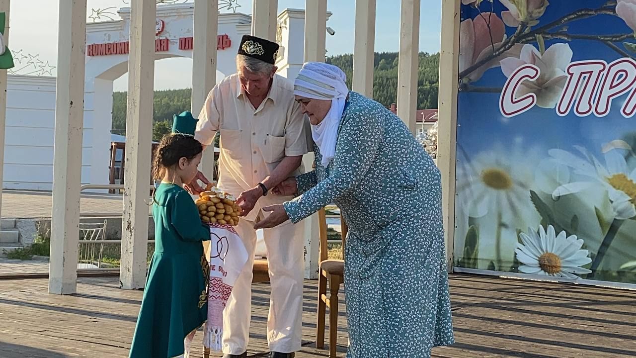 Гаилә, мәхәббәт һәм тугрылык көнендә Кукмарада алтын туй ияләре — Нигъмәтҗановлар гаиләсен котладылар