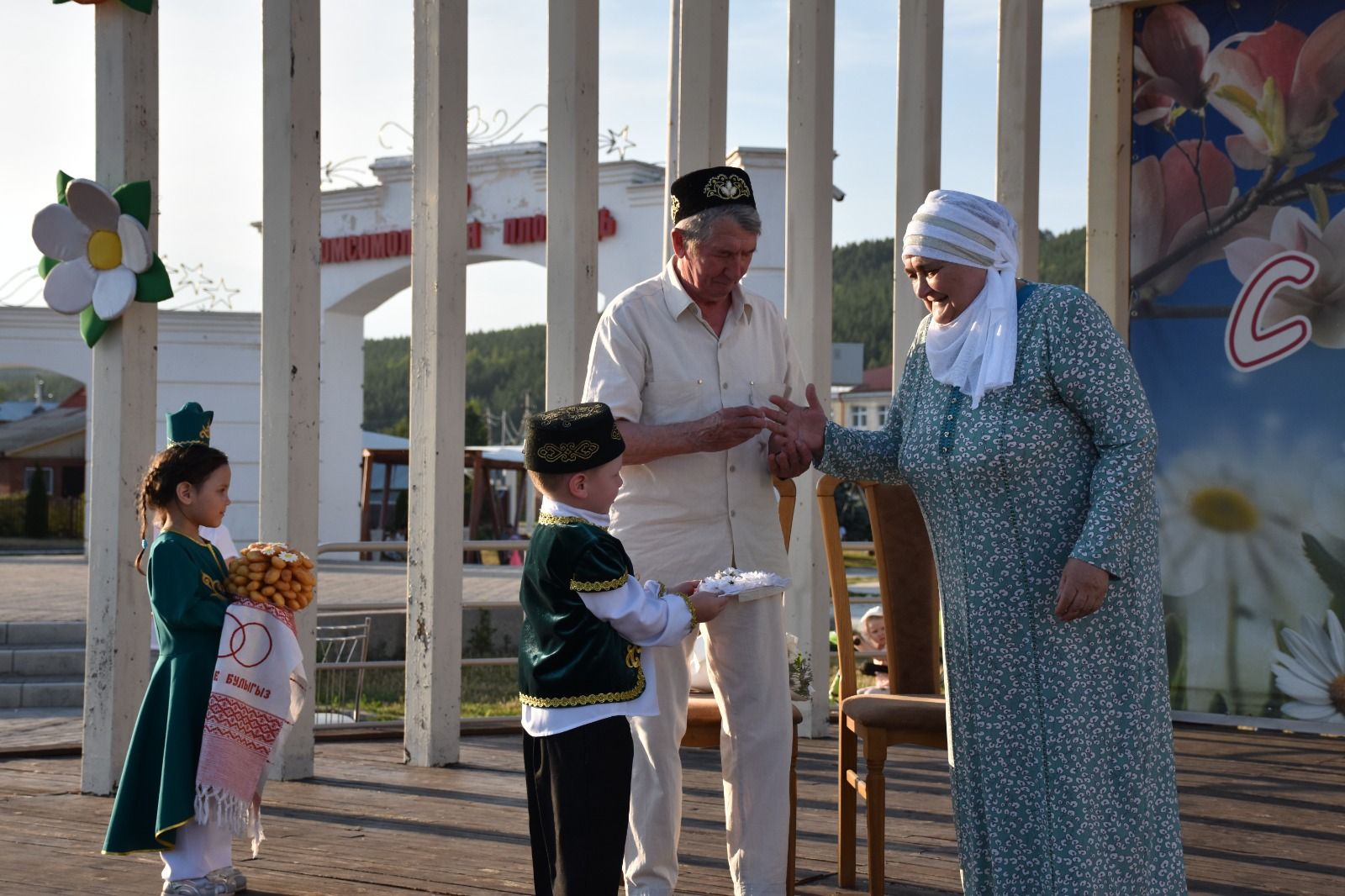 Гаилә, мәхәббәт һәм тугрылык көнендә Кукмарада алтын туй ияләре — Нигъмәтҗановлар гаиләсен котладылар