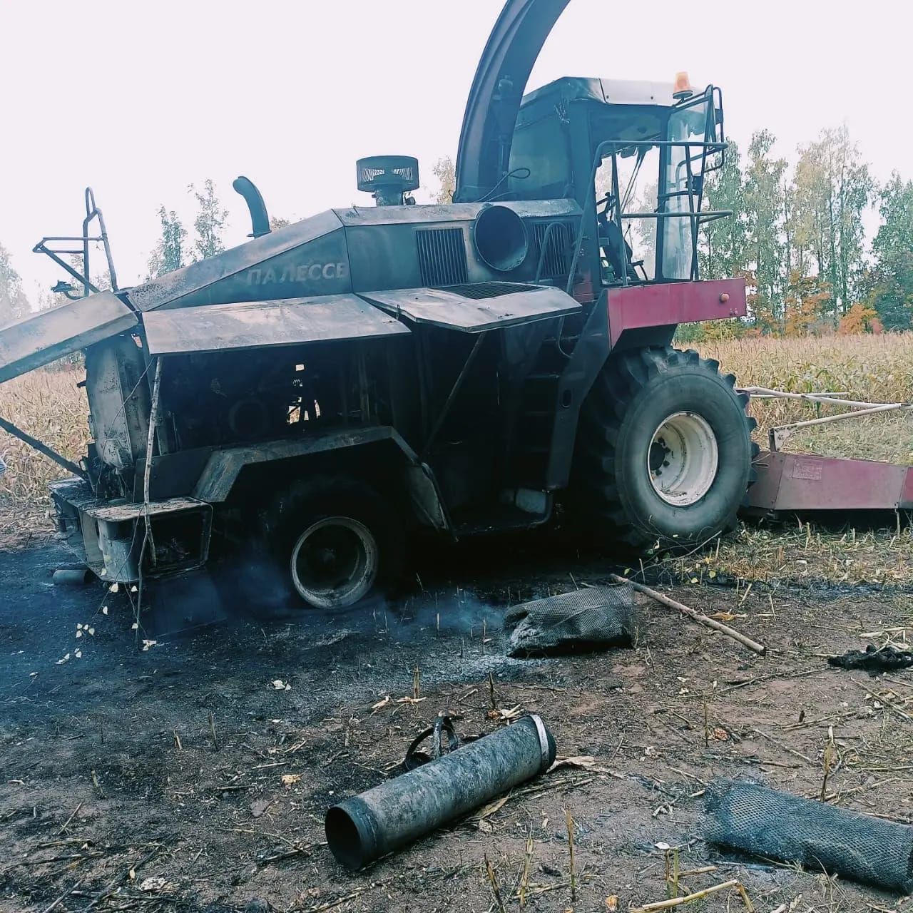 В Кукморском районе в поле загорелся комбайн