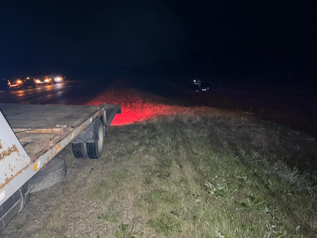 В Кукморском районе Татарстана мужчина ночью внезапно выбежал на дорогу прямо под колеса автомобиля и погиб