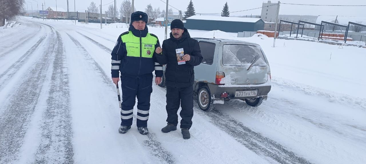 Кукморские автоинспекторы поздравили водителей с Новым годом