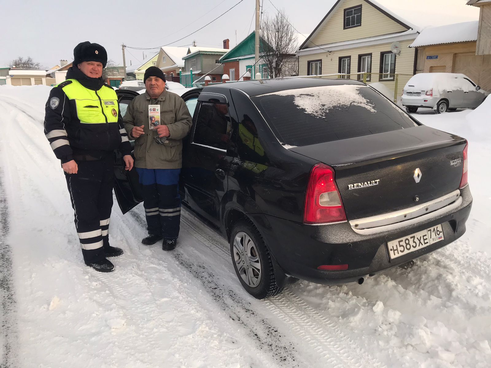 Кукморские автоинспекторы поздравили водителей с Новым годом