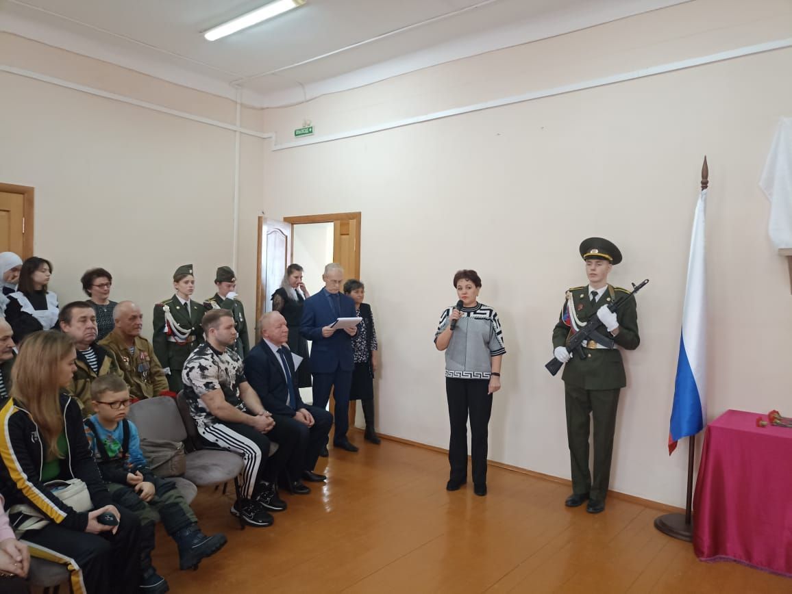 В Кукморской гимназии №1 установили мемориальную доску памяти Ильназа Гайфиева, погибшего в СВО