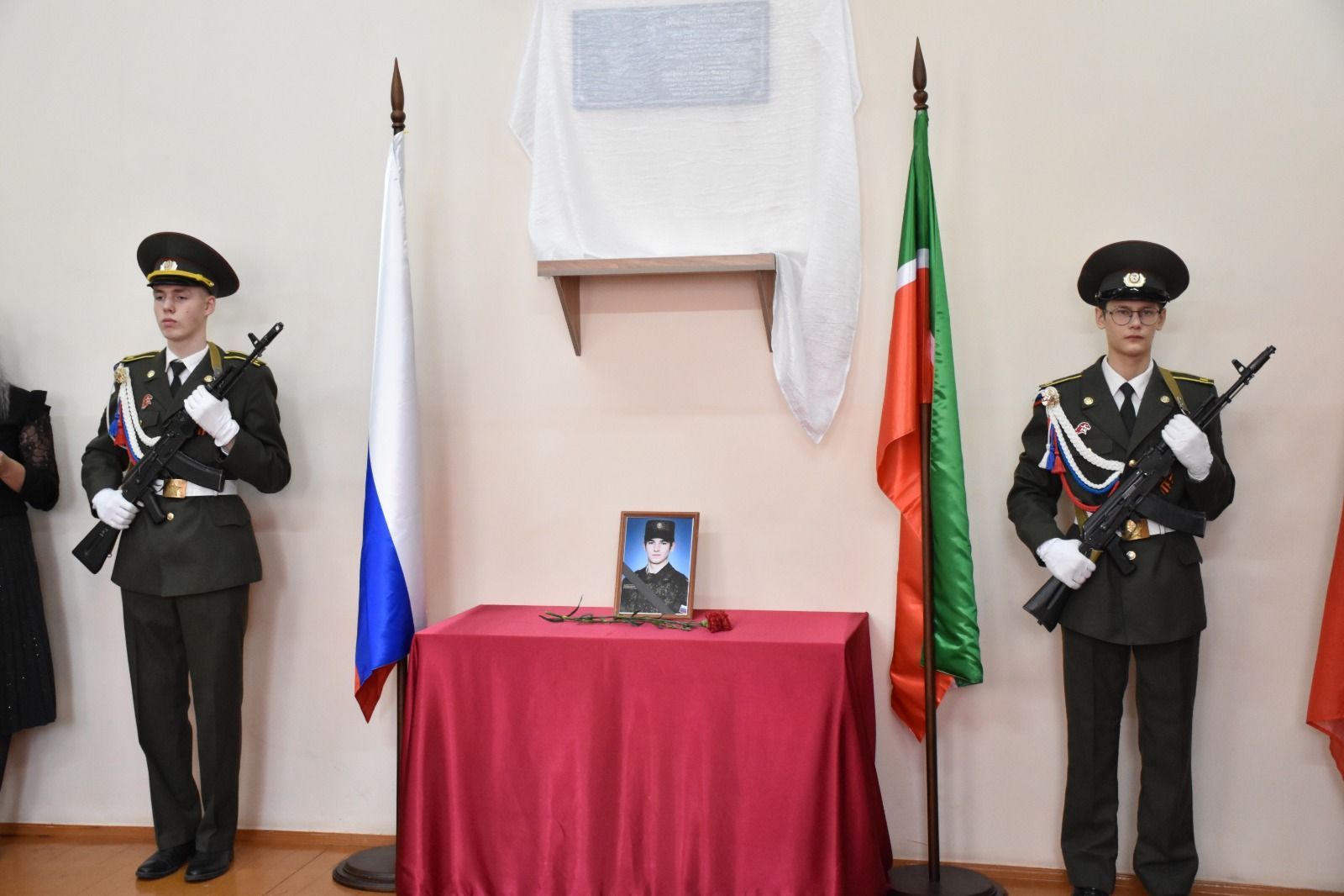 В Кукморской гимназии №1 установили мемориальную доску памяти Ильназа Гайфиева, погибшего в СВО