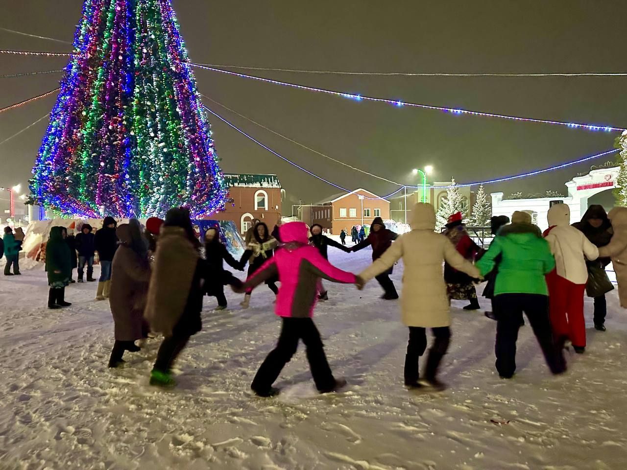 Кукмараның үзәк чыршысы янында кичке күңел ачулар уза