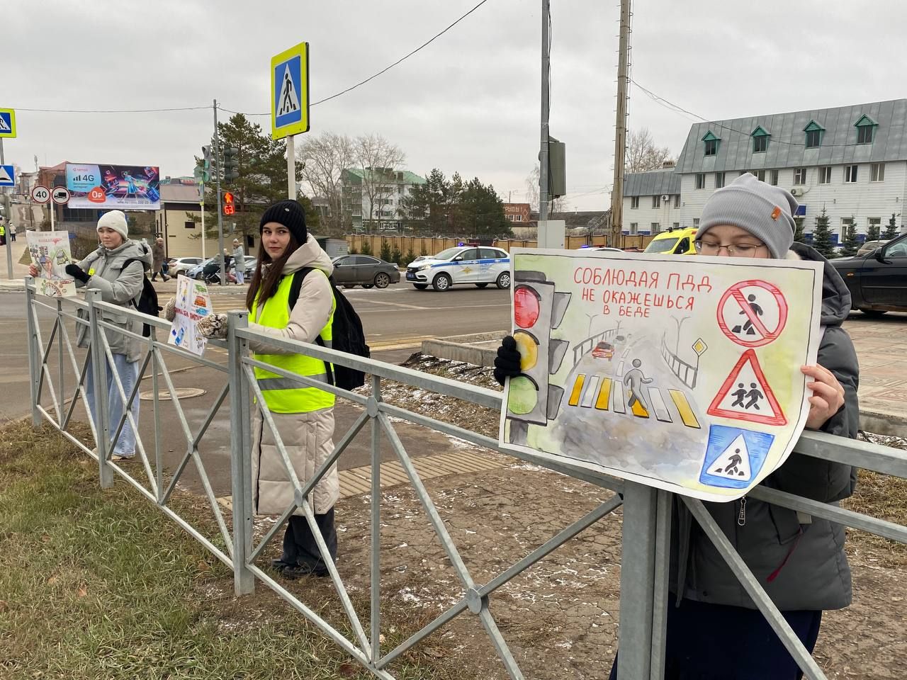 В Кукморе дети вышли на улицу с плакатами, призывающими соблюдать ПДД