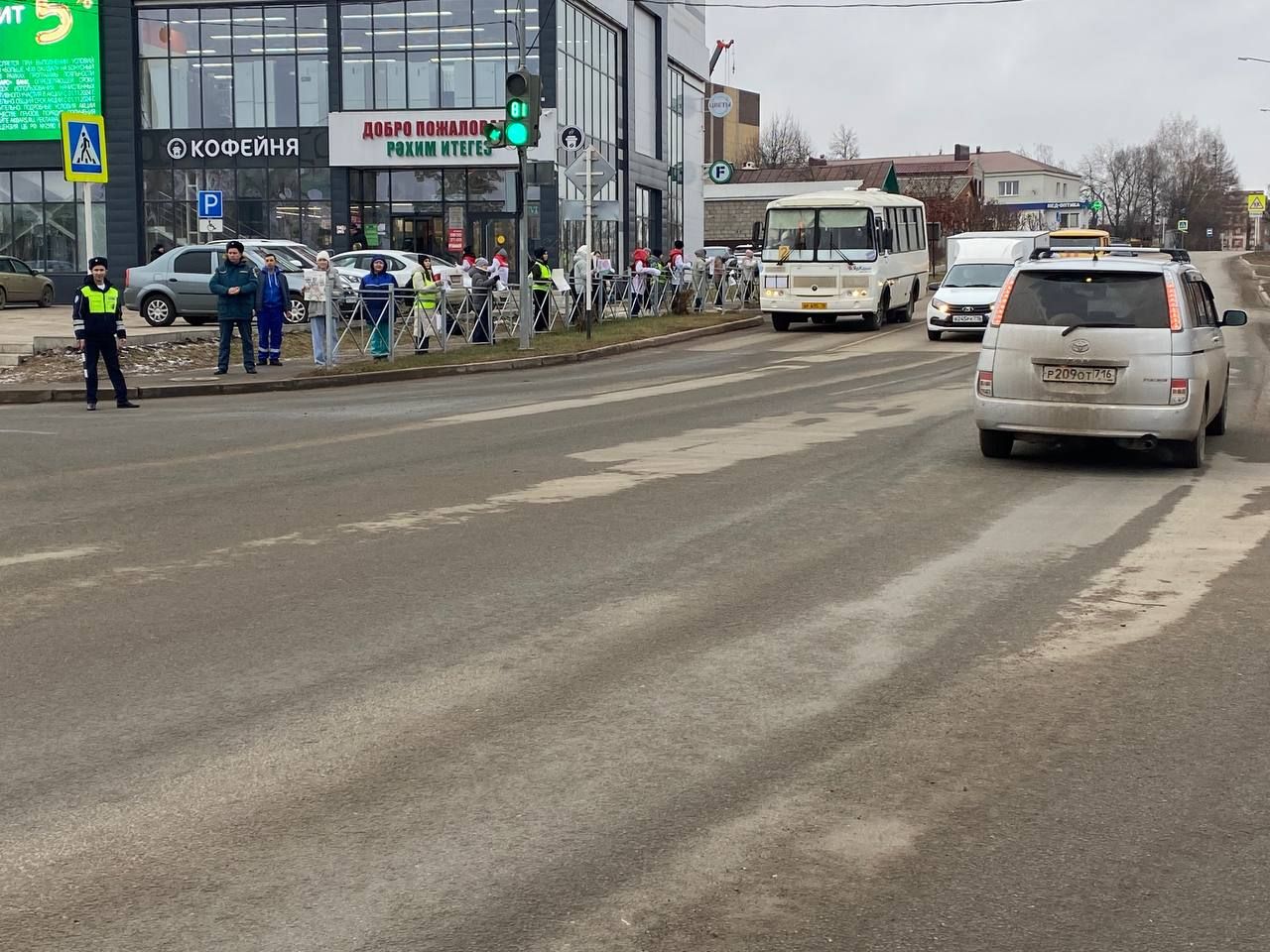 В Кукморе дети вышли на улицу с плакатами, призывающими соблюдать ПДД