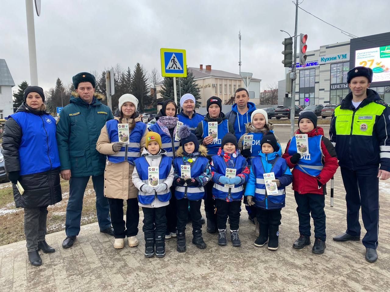 В Кукморе дети вышли на улицу с плакатами, призывающими соблюдать ПДД