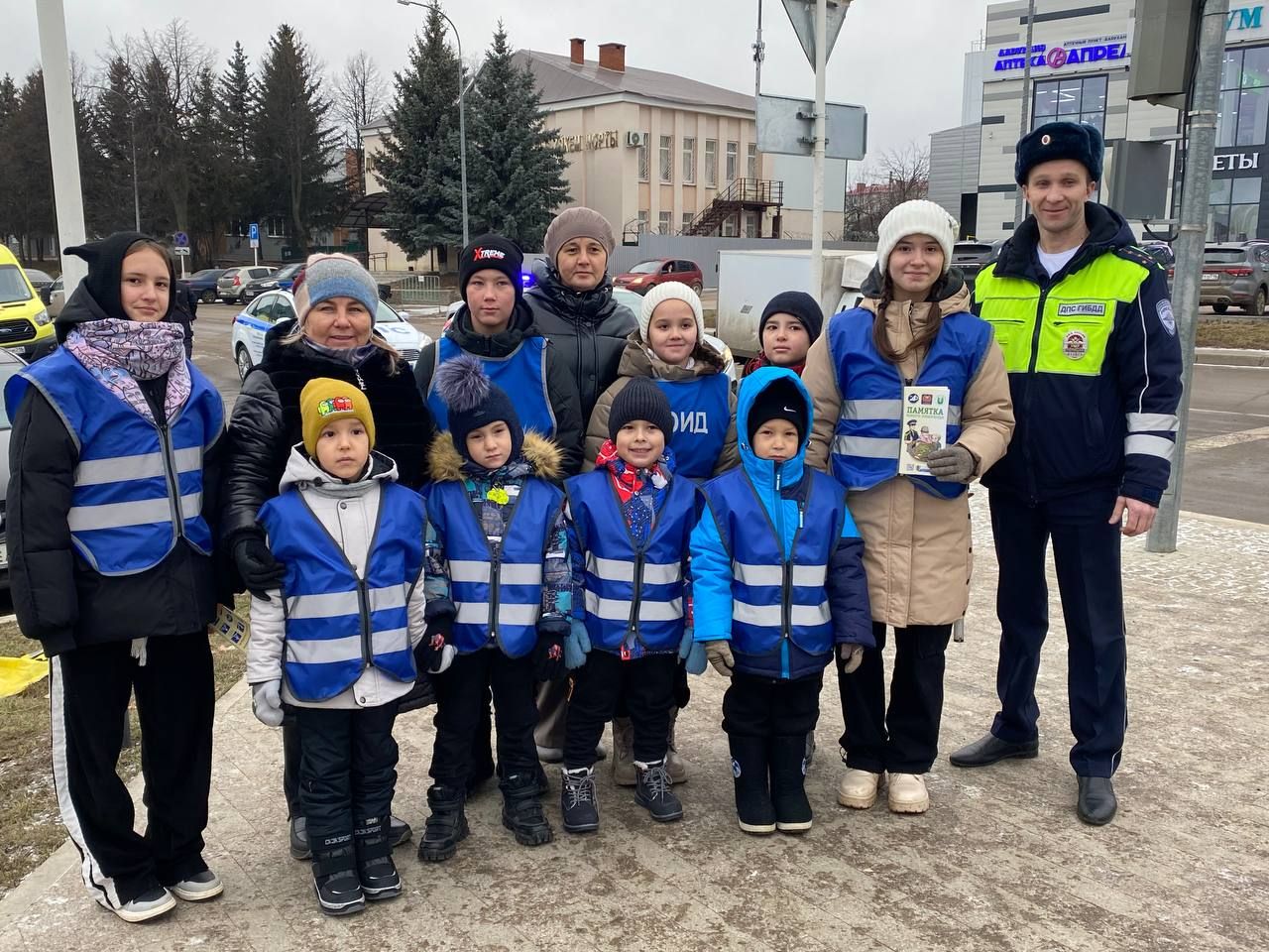 В Кукморе дети вышли на улицу с плакатами, призывающими соблюдать ПДД