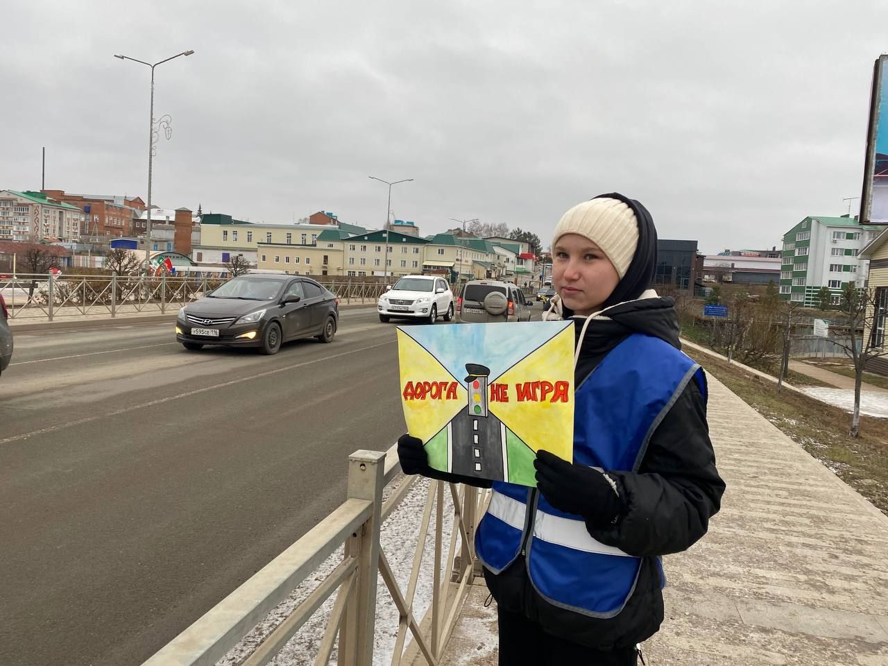 В Кукморе дети вышли на улицу с плакатами, призывающими соблюдать ПДД