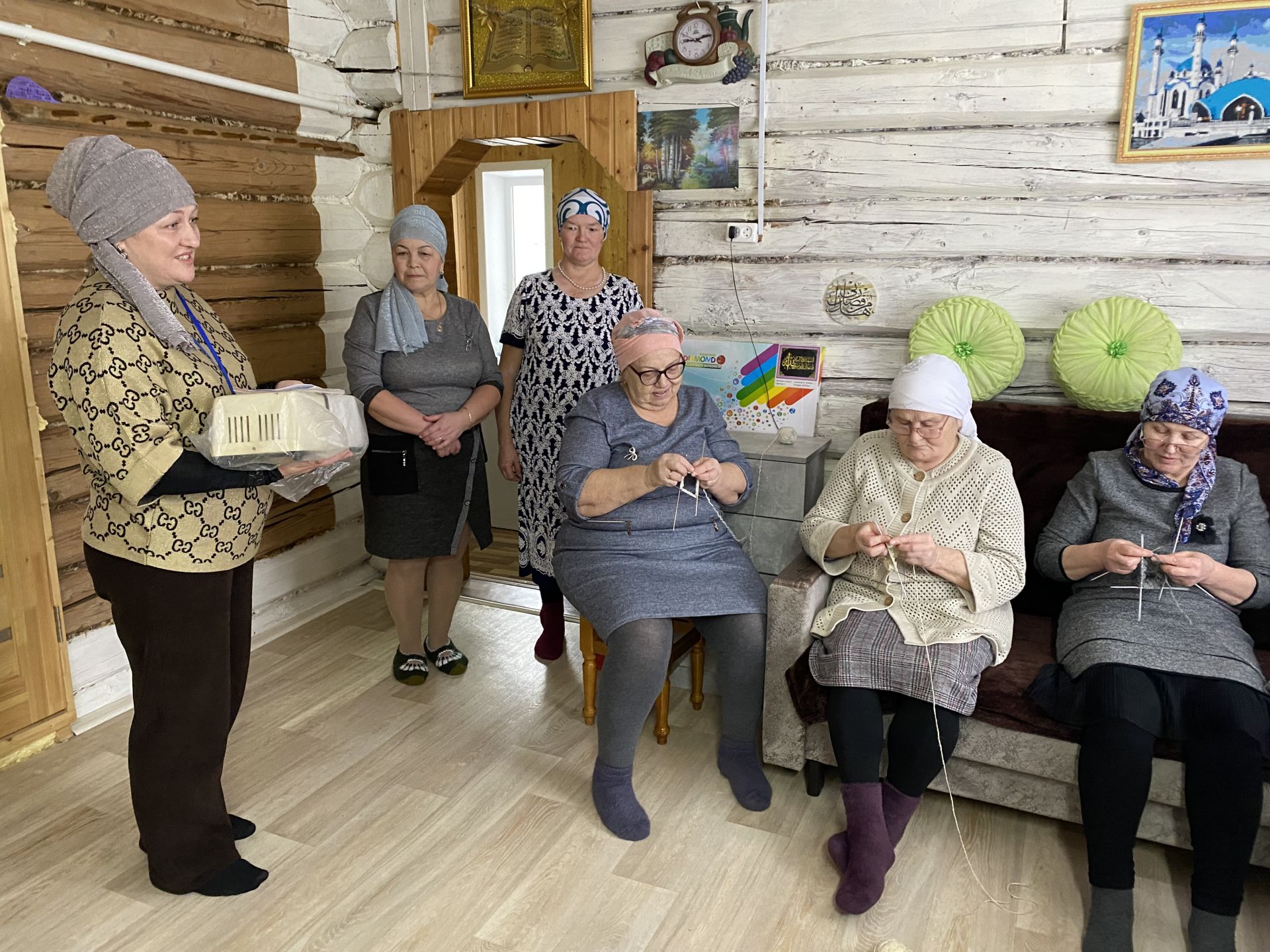 Челнинка подарила электропрялку жительницам Кукмора, которые вяжут теплые носки для фронта