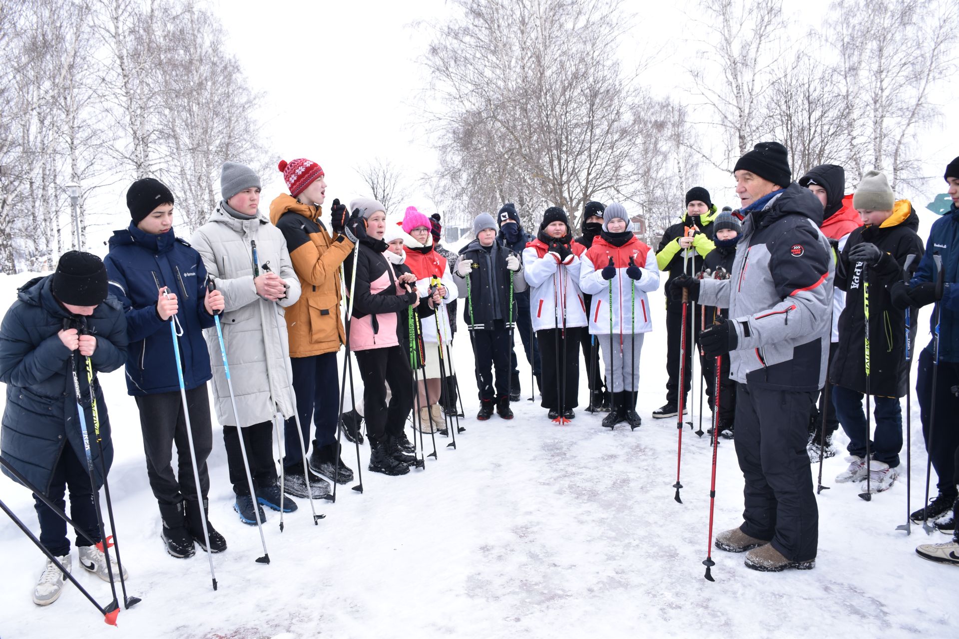 В Кукморе серебряные волонтеры организовали мастер-класс по скандинавской ходьбе для школьников