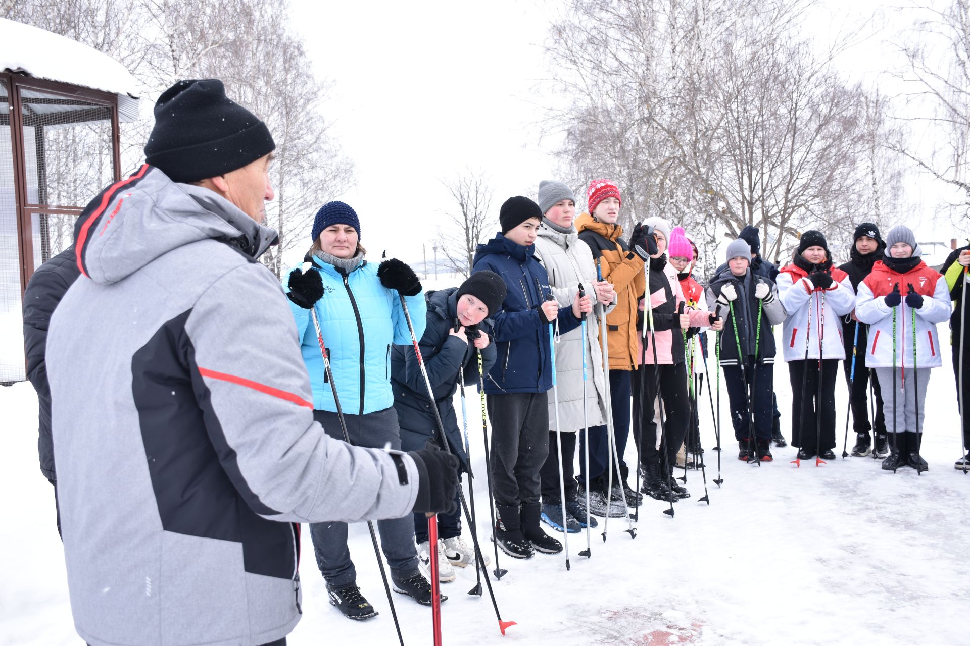 В Кукморе серебряные волонтеры организовали мастер-класс по скандинавской ходьбе для школьников