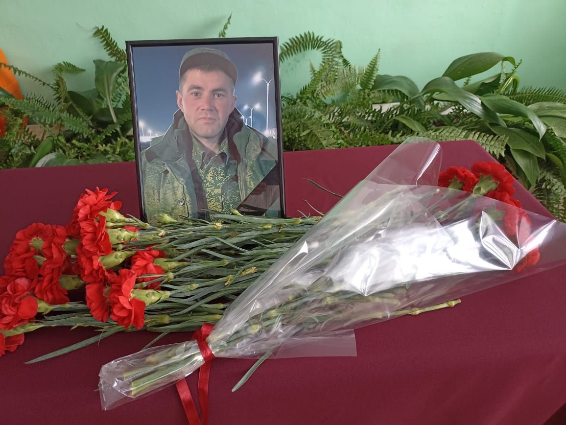 В Поч. Кучукской средней школе открыли мемориальную доску в память об Алексее Айдаке, погибшем в СВО