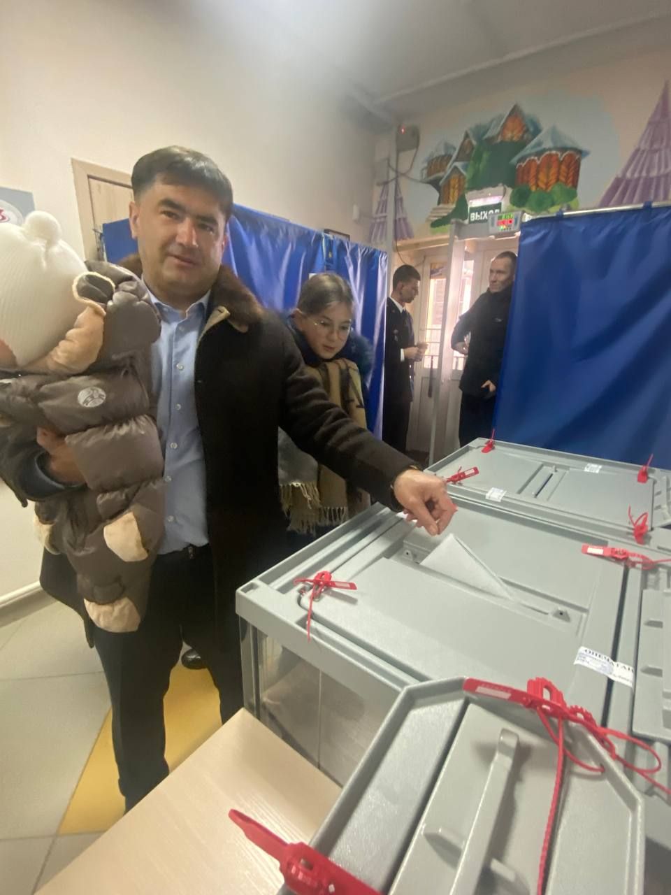 Глава Кукморского района Сергей Димитриев вместе с семьей принял участие в выборах
