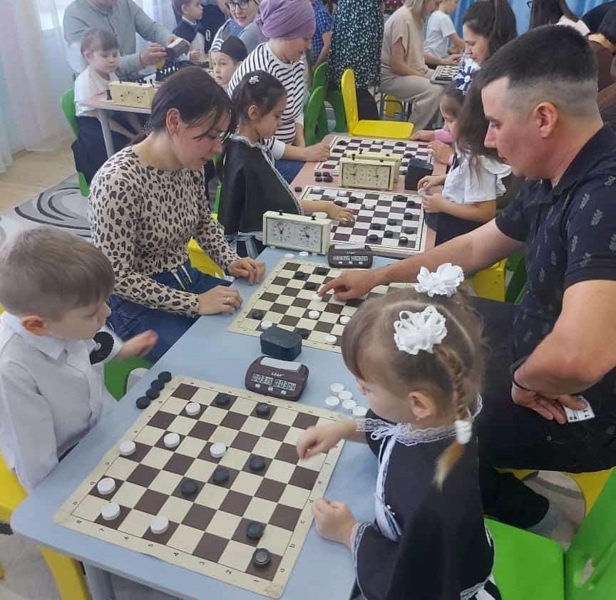 В детском саду  «Радуга»  прошел семейный шахматный фестиваль «Золотая пешка»